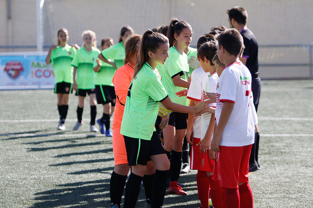 Jugadoras saludan a sus rivales 