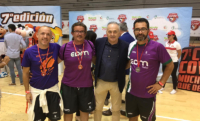 De derecha a izquierda: David López, entrenador del EDMB Teatinos; Rafael Gordillo, padrino de la Copa COVAP; y resto del cuerpo técnico.