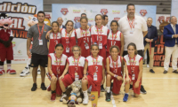 José Antonio Cazorla (arriba a la derecha), entrenador del CAB Estepona de baloncesto femenino, junto a sus jugadoras y compañeros del cuerpo técnico.