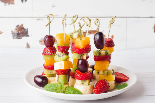 brochetas de fruta